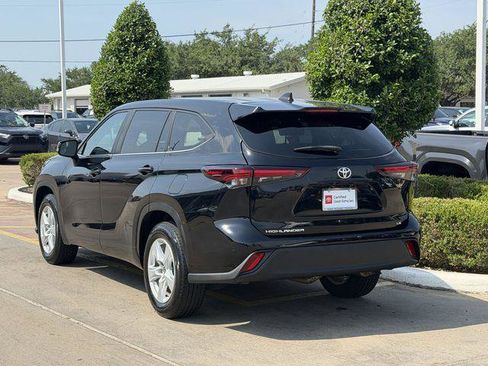 Certified 2024 Toyota Highlander LE FWD image 5