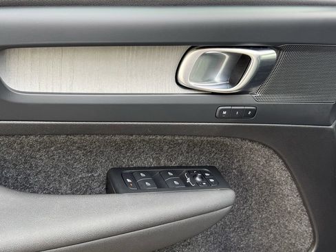 Certified 2025 Volvo XC40 B5 Core image 18