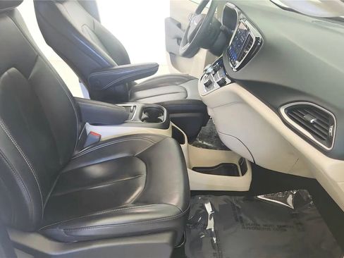 Used 2023 Chrysler Pacifica Touring-L FWD image 36