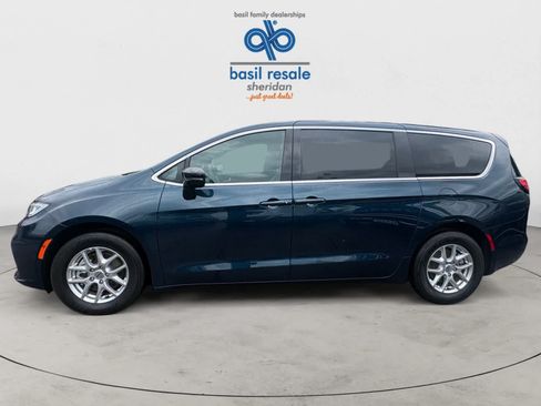 Used 2025 Chrysler Pacifica Select FWD image 3