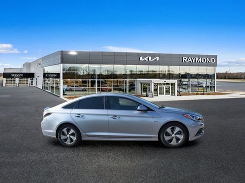 Used 2016 Hyundai Sonata Limited w/ Option Group 02 FWD image 2