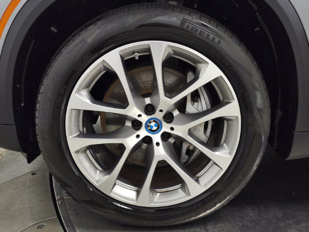 Used 2025 BMW X5 xDrive50e w/ Parking Assistance Package AWD/4WD image 13