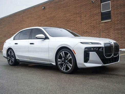 Used 2025 BMW i7 xDrive60 AWD/4WD image 13