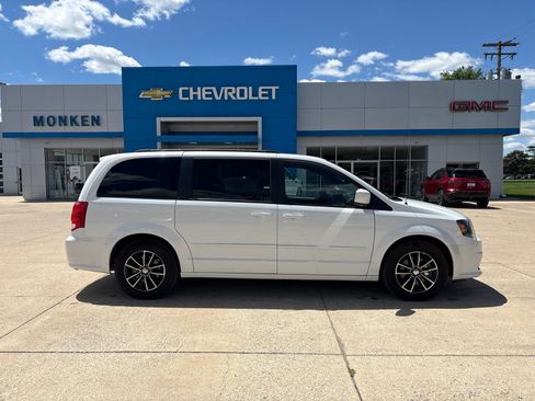 Used 2017 Dodge Grand Caravan GT FWD image 2