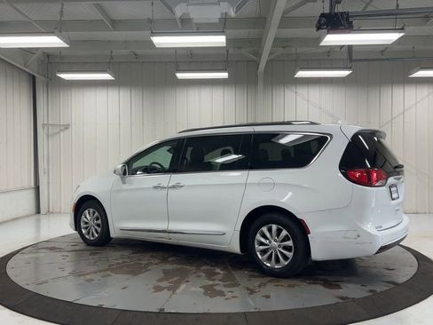 Used 2018 Chrysler Pacifica Touring-L FWD image 6