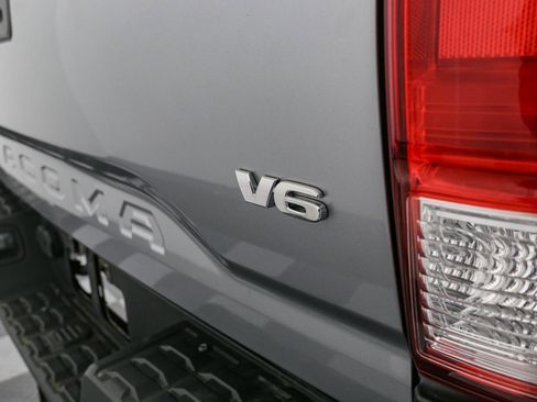 Used 2017 Toyota Tacoma SR5 image 12