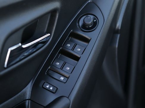 Used 2022 Chevrolet Trax LT w/ Midnight Edition image 22