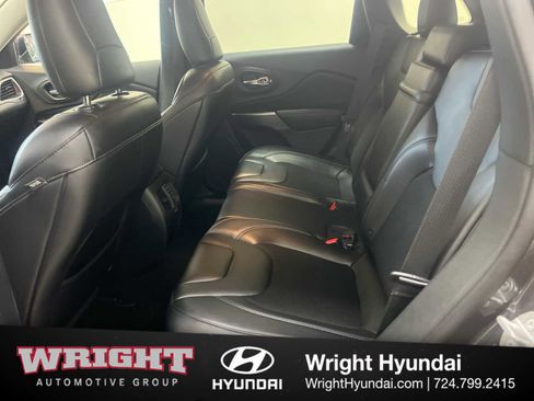 Used 2019 Jeep Cherokee Latitude Plus w/ Cold Weather Group AWD/4WD image 10