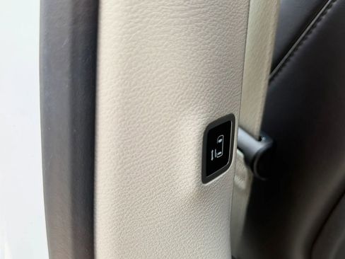 Used 2023 Chrysler Pacifica Touring-L FWD image 38