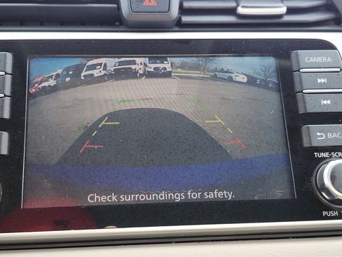 Used 2021 Nissan Versa SV image 2