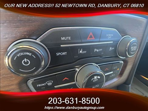Used 2017 Chrysler 300 C Platinum w/ Safetytec Plus Group AWD/4WD image 15