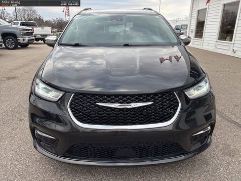 Used 2023 Chrysler Pacifica Limited FWD image 2
