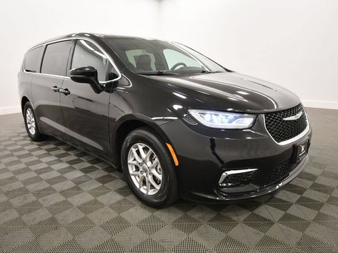 Used 2025 Chrysler Pacifica Select FWD image 9