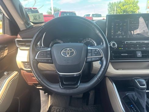 Used 2020 Toyota Highlander Limited AWD/4WD image 10
