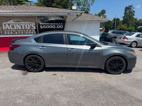 Used 2017 Nissan Altima 2.5 SR w/ Midnight Edition Package FWD image 6