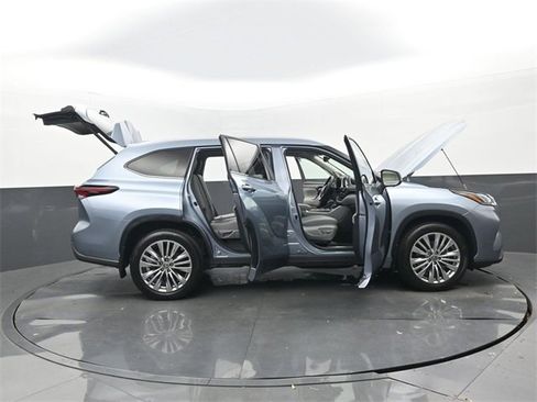Used 2024 Toyota Highlander Platinum image 34