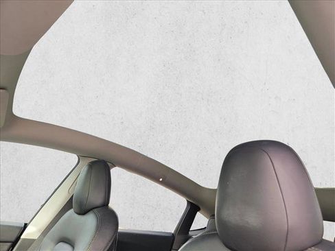 Used 2022 Tesla Model Y Performance image 10