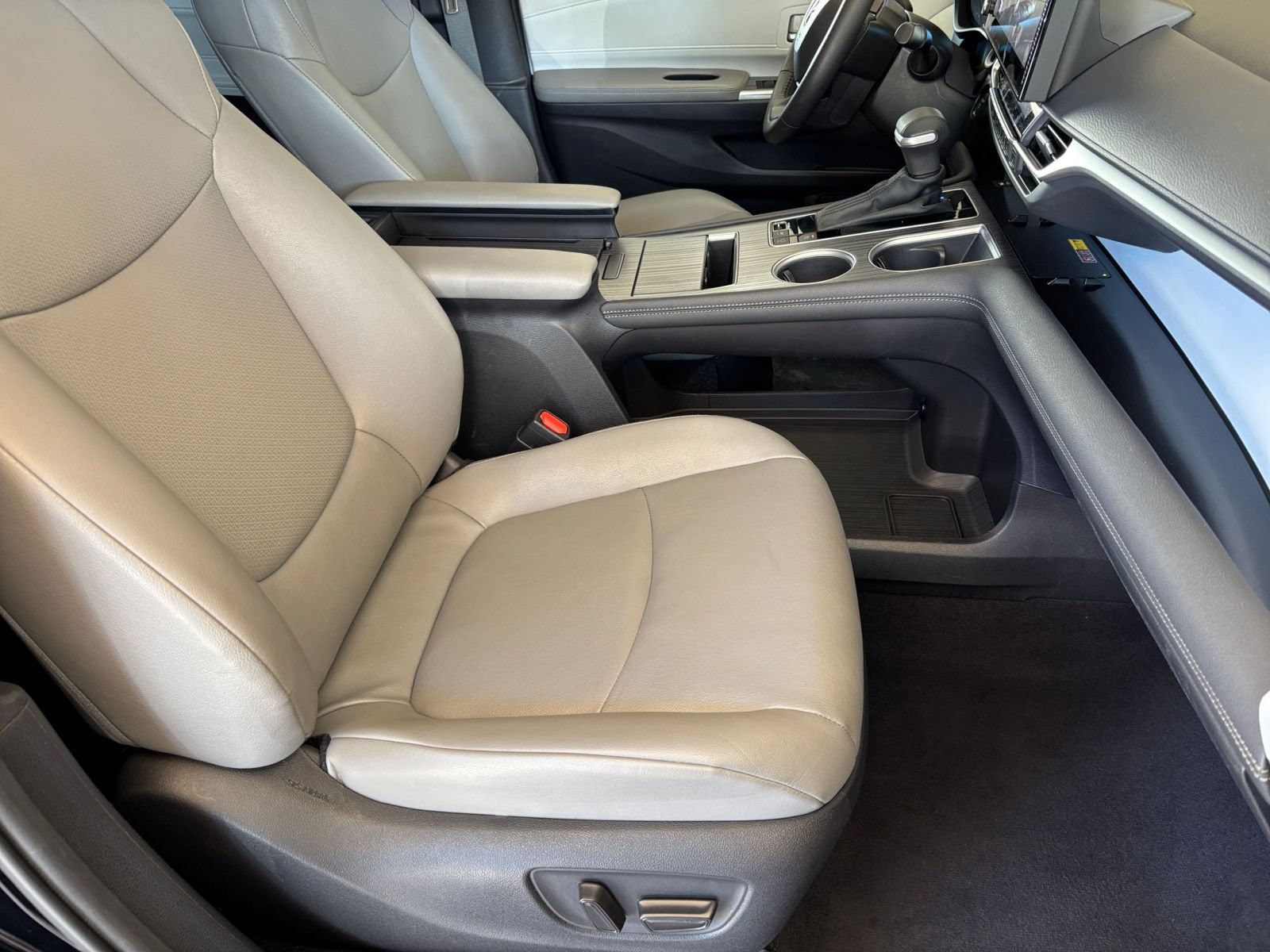 Used 2025 Toyota Sienna XLE FWD image 38