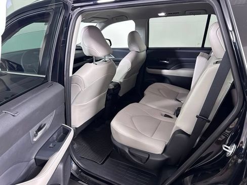 Used 2024 Toyota Grand Highlander AWD image 17