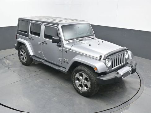 Used 2018 Jeep Wrangler Unlimited Sahara AWD/4WD image 46