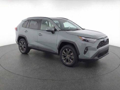 Used 2023 Toyota RAV4 XLE Premium image 3