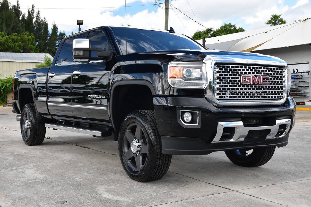 Used 2015 GMC Sierra 2500 Denali AWD/4WD image 1