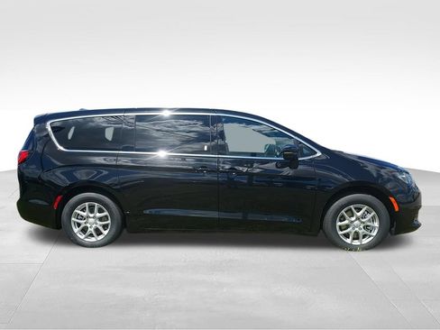 New 2027 Chrysler Pacifica LX FWD image 9