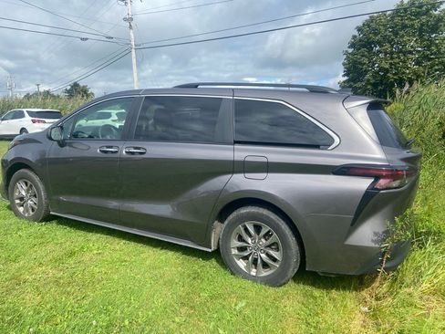 Used 2023 Toyota Sienna XLE FWD image 4