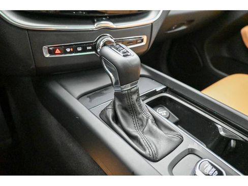 Used 2018 Volvo XC60 T6 Momentum w/ Vision Package image 44