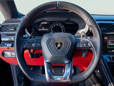 Used 2022 Lamborghini Urus AWD/4WD image 18