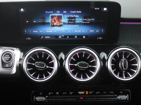 Used 2023 Mercedes-Benz GLB 250 4MATIC w/ Premium Package image 15