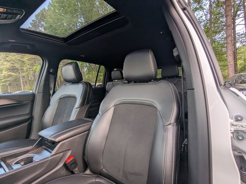 Used 2025 Jeep Grand Cherokee L Altitude image 3