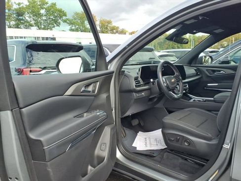 Used 2025 Chevrolet Traverse LT w/ Driver Confidence Package image 6