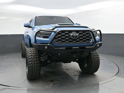 Used 2019 Toyota Tacoma TRD Sport AWD/4WD image 2