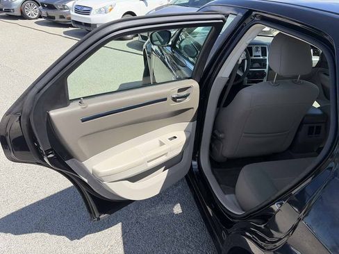 Used 2010 Chrysler 300 Touring RWD image 11