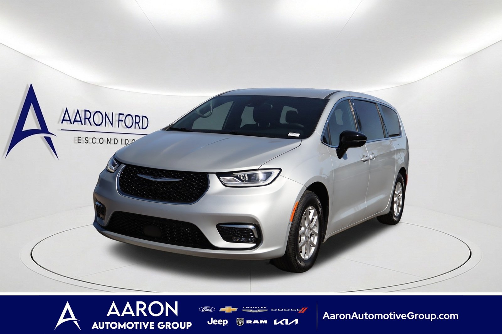 Used 2026 Chrysler Pacifica Select FWD image 1