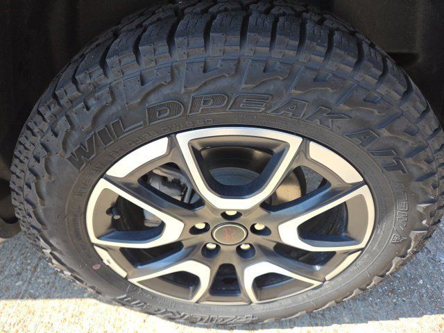 Used 2025 Jeep Compass Trailhawk AWD/4WD image 13