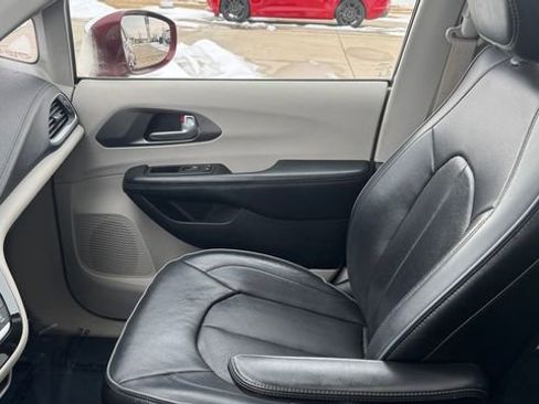 Used 2011 Chrysler Town & Country Touring-L w/ Entertainment Group #2 image 29