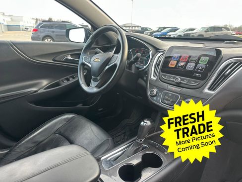 Used 2017 Chevrolet Malibu LT w/ Leather Package image 10