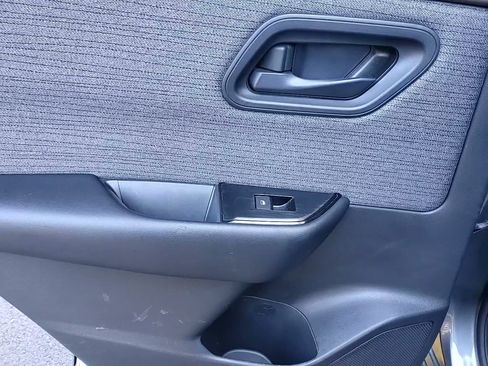 Used 2023 Nissan Rogue S image 15