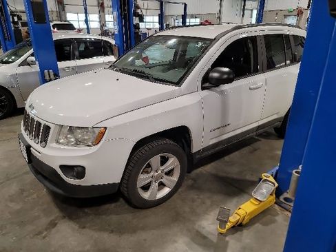 Used 2011 Jeep Compass Latitude AWD/4WD image 3