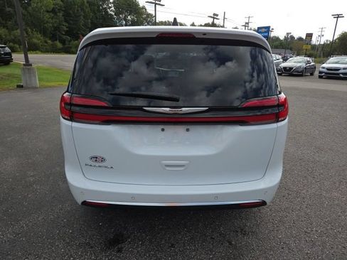 Used 2023 Chrysler Pacifica Touring-L FWD image 23