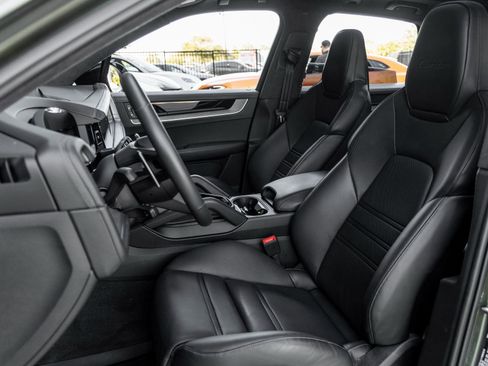 Used 2024 Porsche Cayenne Turbo image 5