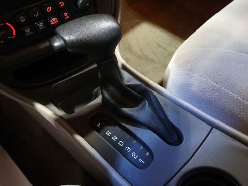 Used 2005 Pontiac Bonneville SE image 25