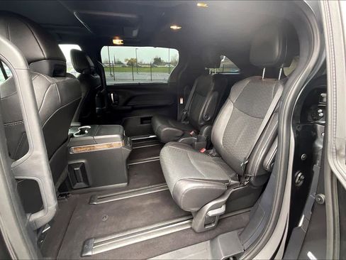 Used 2025 Toyota Sienna Platinum image 29