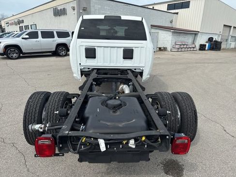 Used 2024 RAM 5500 Tradesman w/ Chrome Appearance Group AWD/4WD image 12