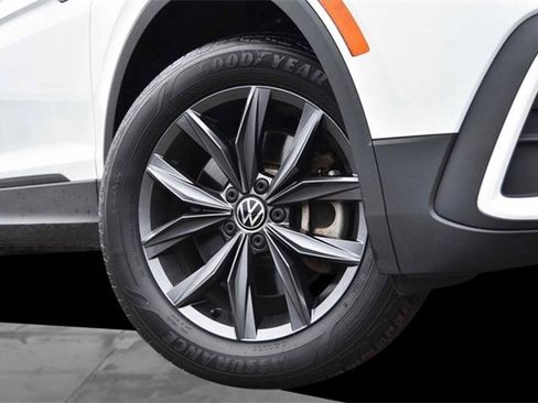 Certified 2022 Volkswagen Tiguan SE image 3