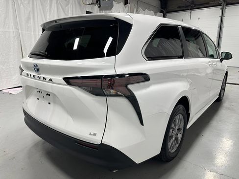 Used 2025 Toyota Sienna LE FWD image 7