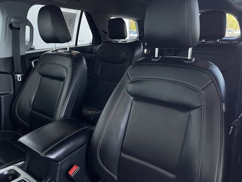 Used 2022 Ford Explorer XLT w/ Equipment Group 202A image 13