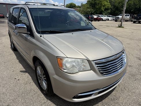 Used 2014 Chrysler Town & Country Touring-L w/ Driver Convenience Group FWD image 1